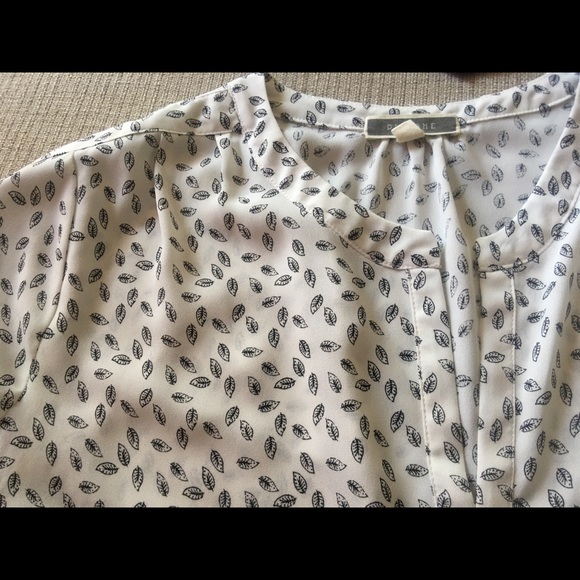 Leaf pattern V neck top - Picture 2 of 4